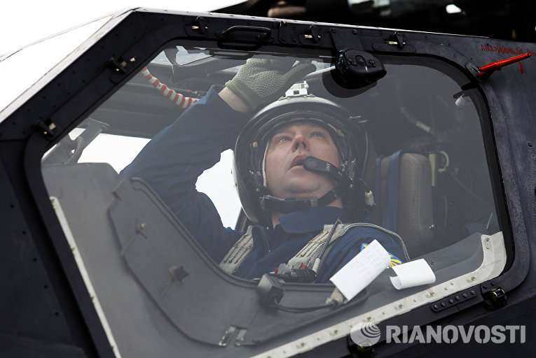Летчик готовятся к учебно-тренировочным полетам экипажей армейской авиации отдельного вертолетного полка Южного военного округа Летчик готовятся к учебно-тренировочным полетам экипажей армейской авиации отдельного вертолетного полка Южного военного округа
