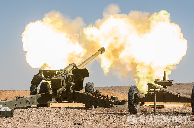 Артиллеристы Сирийской арабской армии (САА) ведут бой против отрядов террористов в окрестностях города Мхин в Сирии Артиллеристы Сирийской арабской армии (САА) ведут бой против отрядов террористов в окрестностях города Мхин в Сирии