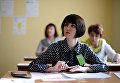 Участница во время пробного Единого государственного экзамена по математике в московской школе с углубленным изучением английского языка № 1284 Участница во время пробного Единого государственного экзамена по математике в московской школе с углубленным изучением английского языка № 1284