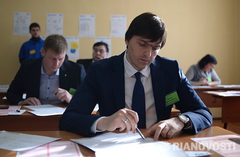 Руководитель Федеральной службы по надзору в сфере образования и науки Сергей Кравцов во время пробного ЕГЭ по математике Руководитель Федеральной службы по надзору в сфере образования и науки Сергей Кравцов во время пробного ЕГЭ по математике