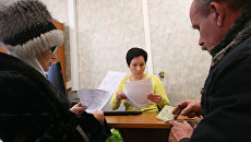 Посетители на приеме у специалиста бюро приватизации жилищного фонда Посетители на приеме у специалиста бюро приватизации жилищного фонда