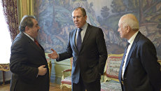 Министр иностранных дел РФ Сергей Лавров, генеральный секретарь Лиги арабских государств Набиль аль-Араби и министр иностранных дел Ирака Хошияр Зебари (слева) во время встречи глав МИД стран-членов ЛАГ в Москве. 20 февраля 2013. Архив Министр иностранных дел РФ Сергей Лавров, генеральный секретарь Лиги арабских государств Набиль аль-Араби и министр иностранных дел Ирака Хошияр Зебари (слева) во время встречи глав МИД стран-членов ЛАГ в Москве. 20 февраля 2013. Архив