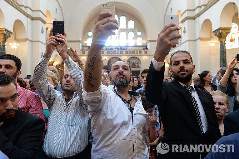 Прихожане в крупнейшем православном храме Латинской Америки - кафедральном соборе святого апостола Павла в бразильском городе Сан-Паулу во время молебна Патриарха Московского и всея Руси Кирилла Прихожане в крупнейшем православном храме Латинской Америки - кафедральном соборе святого апостола Павла в бразильском городе Сан-Паулу во время молебна Патриарха Московского и всея Руси Кирилла