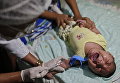 Врач берет кровь у младенца с микроцефалией в Жуан-Песоа, Бразилия Врач берет кровь у младенца с микроцефалией в Жуан-Песоа, Бразилия
