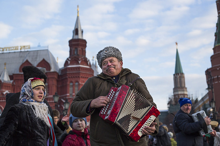 Мужчина на Красной площади в Москве Мужчина на Красной площади в Москве
