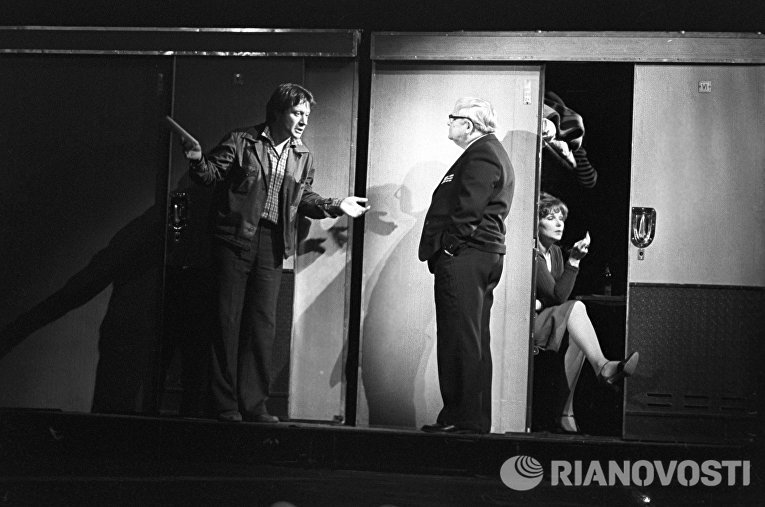 Андрей Миронов и Георгий Менглет в спектакле Мы, ниже подписавшиеся Андрей Миронов и Георгий Менглет в спектакле Мы, ниже подписавшиеся