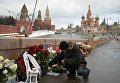 Мужчина на месте гибели политика Бориса Немцова на Большом Москворецком мосту в Москве Мужчина на месте гибели политика Бориса Немцова на Большом Москворецком мосту в Москве