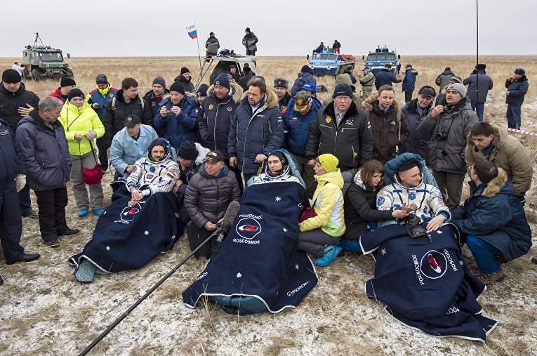 Экипаж МКС после приземления в Казахстане Экипаж МКС после приземления в Казахстане