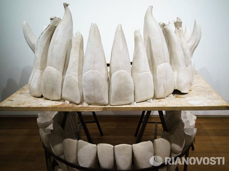 Работа британского скульптора Тони Крэгга на пресс-показе выставки Тони Крэгг. Скульптура и рисунки в Главном Штабе Государственного Эрмитажа Работа британского скульптора Тони Крэгга на пресс-показе выставки Тони Крэгг. Скульптура и рисунки в Главном Штабе Государственного Эрмитажа