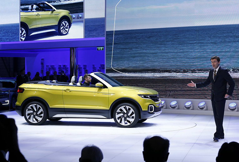 Член Правления Volkswagen Франк Уэлш представляет новый Volkswagen T-Cross Breeze на 86-м международном автосалоне в Женеве. Март 2016 Член Правления Volkswagen Франк Уэлш представляет новый Volkswagen T-Cross Breeze на 86-м международном автосалоне в Женеве. Март 2016