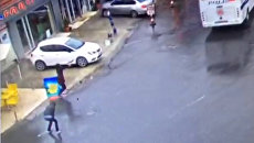Момент нападения двух террористок на полицейский автобус в Стамбуле Момент нападения двух террористок на полицейский автобус в Стамбуле