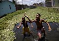 Дети играют в воде в трущобах Ресифе, Бразилия. 2 марта 2016 Дети играют в воде в трущобах Ресифе, Бразилия. 2 марта 2016
