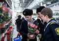 Посетители магазина Икея выбирают цветы в преддверии праздника 8 марта в Омске Посетители магазина Икея выбирают цветы в преддверии праздника 8 марта в Омске
