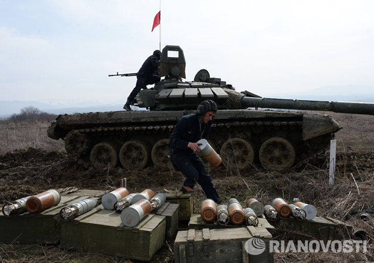 Военнослужащие 17-й отдельной мотострелковой бригады 58-й армии пополняют боезапас танка Т-72Б3 во время соревнований по танковому биатлону Военнослужащие 17-й отдельной мотострелковой бригады 58-й армии пополняют боезапас танка Т-72Б3 во время соревнований по танковому биатлону