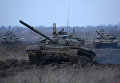 Танк Т-72Б3 17-й отдельной мотострелковой бригады 58-й армии на огневом рубеже во время соревнований по танковому биатлону Танк Т-72Б3 17-й отдельной мотострелковой бригады 58-й армии на огневом рубеже во время соревнований по танковому биатлону
