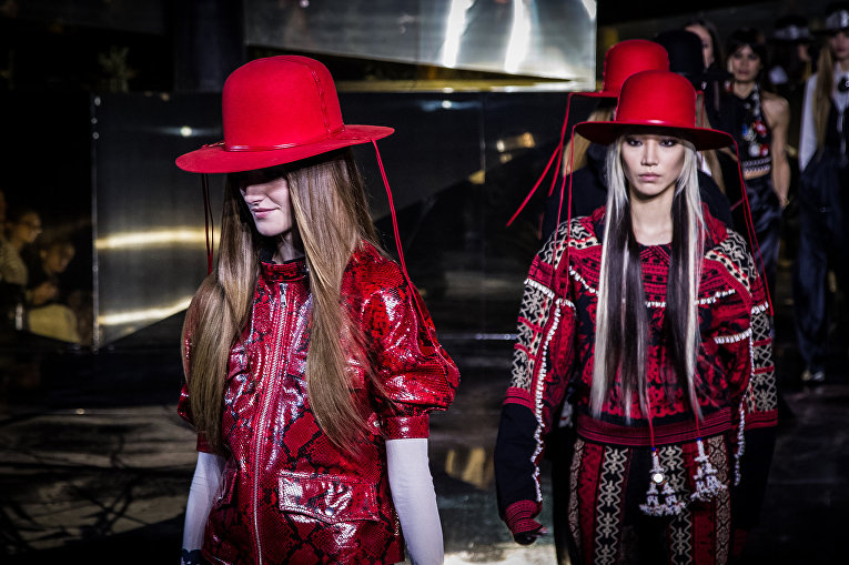Показ коллекции H&M во время недели моды прет-а-порте в Париже. Март 2016 Показ коллекции H&M во время недели моды прет-а-порте в Париже. Март 2016