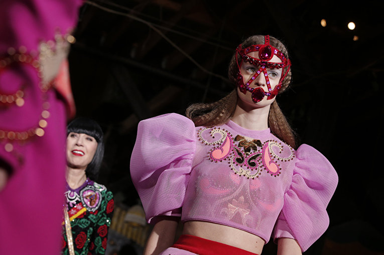 Показ коллекции Manish Arora во время недели моды прет-а-порте в Париже. Март 2016 Показ коллекции Manish Arora во время недели моды прет-а-порте в Париже. Март 2016