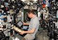 Космонавт Сергей Волков с кислородными баллонами на МКС Космонавт Сергей Волков с кислородными баллонами на МКС