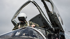 Российский фронтовой бомбардировщик Су-24 готовится к вылету с авиабазы Хмеймим Российский фронтовой бомбардировщик Су-24 готовится к вылету с авиабазы Хмеймим