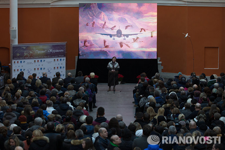 Участники акции памяти жертв авиакатастрофы над Синаем в Петропавловской крепости Участники акции памяти жертв авиакатастрофы над Синаем в Петропавловской крепости