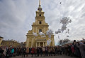 Участники акции памяти жертв авиакатастрофы над Синаем в Петропавловской крепости Участники акции памяти жертв авиакатастрофы над Синаем в Петропавловской крепости