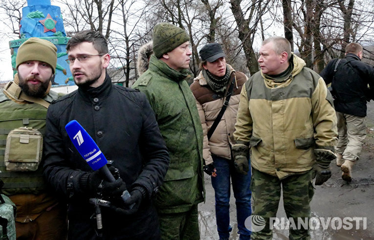 Представители прессы и заместитель командующего корпусом МО ДНР Эдуард Басурин Представители прессы и заместитель командующего корпусом МО ДНР Эдуард Басурин
