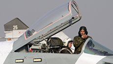 Осмотр летчиком боевого истребителя Миг-29СМТ. Архивное фото Осмотр летчиком боевого истребителя Миг-29СМТ. Архивное фото