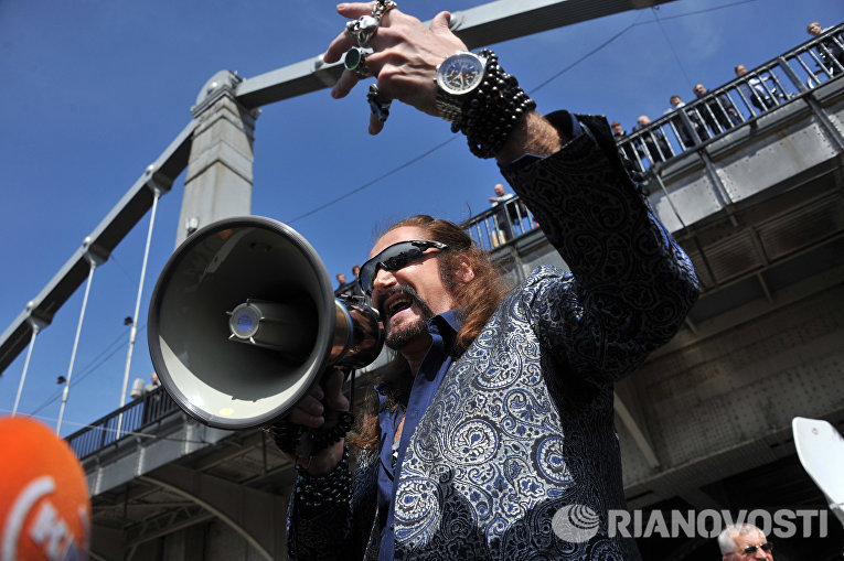 Актер и певец Никита Джигурда выступает на митинге против бытового хамства в Гайд-парке, который открылся в Центральном Парке культуры и отдыха им. Горького Актер и певец Никита Джигурда выступает на митинге против бытового хамства в Гайд-парке, который открылся в Центральном Парке культуры и отдыха им. Горького