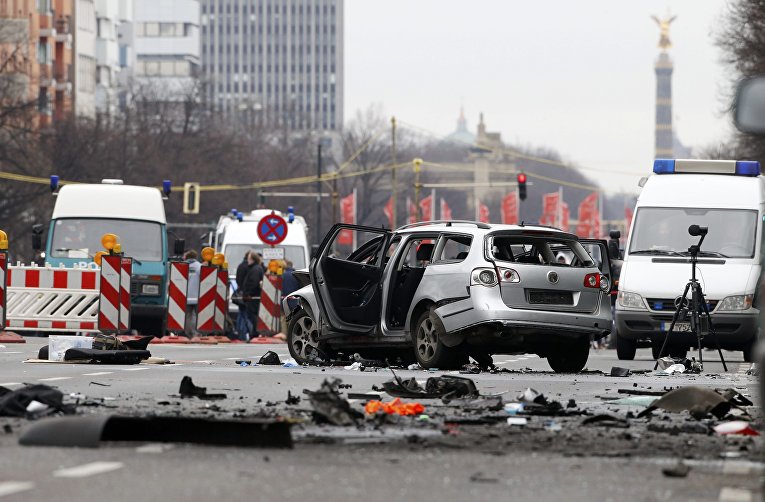 На месте взрыва автомобиля в Германии. 15 марта 2016 На месте взрыва автомобиля в Германии. 15 марта 2016