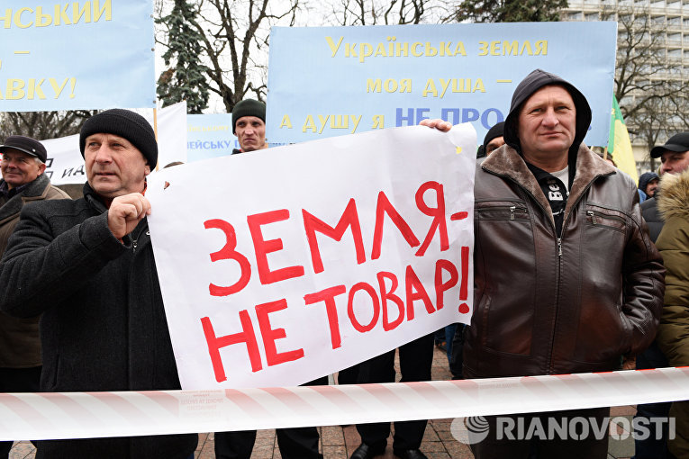 Участники акции протеста у здания Верховной рады в Киеве, которую проводят аграрии Участники акции протеста у здания Верховной рады в Киеве, которую проводят аграрии