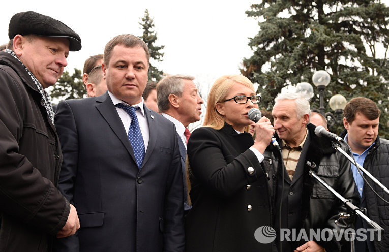 Лидер фракции ВО Батькивщина Юлия Тимошенко выступает на митинге у здания Верховной рады в Киеве, которую проводят аграрии Лидер фракции ВО Батькивщина Юлия Тимошенко выступает на митинге у здания Верховной рады в Киеве, которую проводят аграрии