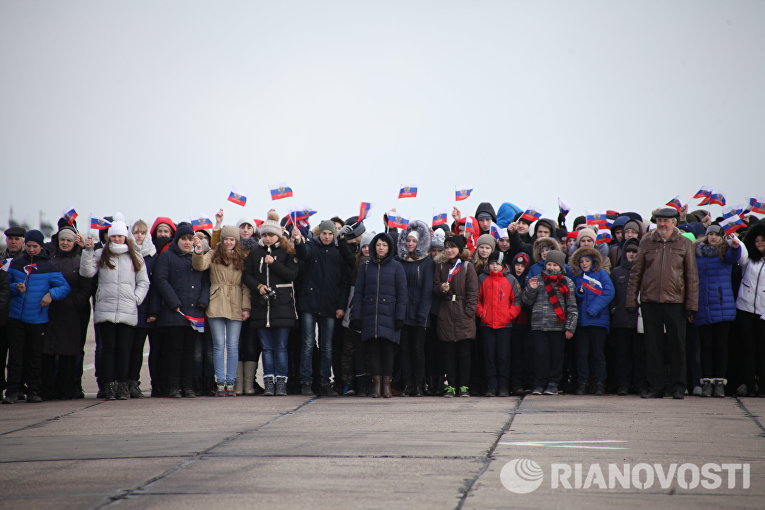 Первая группа бомбардировщиков Су-34 из Сирии приземлилась под Воронежем Первая группа бомбардировщиков Су-34 из Сирии приземлилась под Воронежем