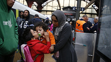 Беженцы из Сирии на железнодорожной станции в Копенгагене. 2015 год. Архив