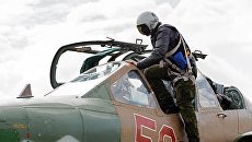 Пилот садится в штурмовик Су-25 ВКС России. Архивное фото Пилот садится в штурмовик Су-25 ВКС России. Архивное фото