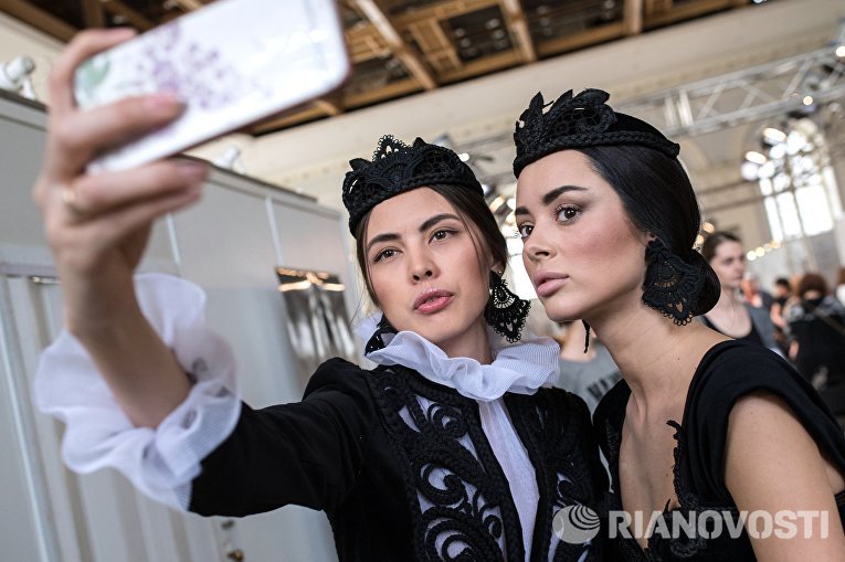 Модели во время подготовки к показу новой коллекции лаборатории моды Вячеслава Зайцева в рамках Mercedes-Benz Fashion Week Russia в ЦВЗ Манеж Модели во время подготовки к показу новой коллекции лаборатории моды Вячеслава Зайцева в рамках Mercedes-Benz Fashion Week Russia в ЦВЗ Манеж