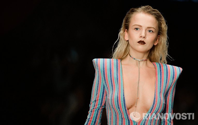 Модель демонстрирует одежду из новой коллекции SORRY, I'M NOT в рамках Mercedes-Benz Fashion Week Russia в ЦВЗ Манеж Модель демонстрирует одежду из новой коллекции SORRY, I'M NOT в рамках Mercedes-Benz Fashion Week Russia в ЦВЗ Манеж
