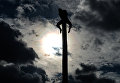 Мужчина лезет на столб во время масленичных гуляний в Парке Горького в Москве Мужчина лезет на столб во время масленичных гуляний в Парке Горького в Москве