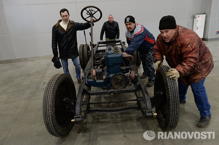 Подготовка к открытию выставки Моторы Войны в выставочном центре Крокус Экспо в Москве Подготовка к открытию выставки Моторы Войны в выставочном центре Крокус Экспо в Москве
