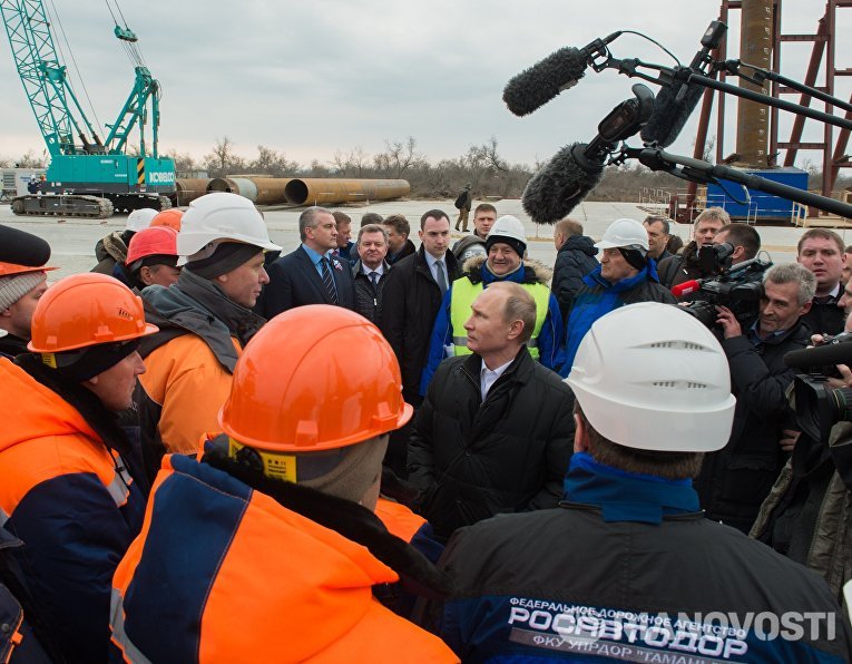 Президент России Владимир Путин во время посещения строительной площадки транспортного перехода через Керченский пролив на острове Тузла Президент России Владимир Путин во время посещения строительной площадки транспортного перехода через Керченский пролив на острове Тузла