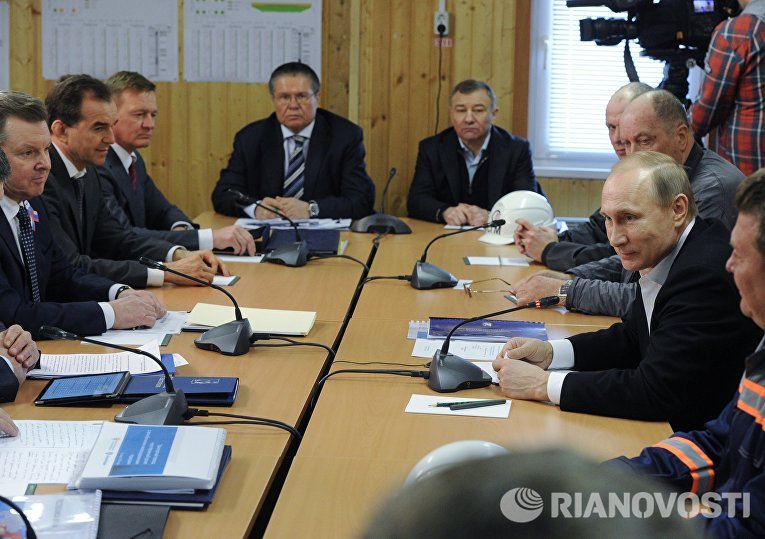 Президент России Владимир Путин проводит оперативное совещание по вопросам социально-экономического развития Крыма и Севастополя в штабе строительства транспортного перехода через Керченский пролив на острове Тузл Президент России Владимир Путин проводит оперативное совещание по вопросам социально-экономического развития Крыма и Севастополя в штабе строительства транспортного перехода через Керченский пролив на острове Тузл