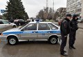 Сотрудники правоохранительных органов в аэропорту Ростова-на-Дону, где при посадке разбился пассажирский самолет Boeing-737-800 Сотрудники правоохранительных органов в аэропорту Ростова-на-Дону, где при посадке разбился пассажирский самолет Boeing-737-800