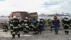Сотрудники МЧС России расчищают взлетно-посадочную полосу аэропорта Ростова-на-Дону от обломков потерпевшего крушение самолета Boeing 737-800. Архивное фото Сотрудники МЧС России расчищают взлетно-посадочную полосу аэропорта Ростова-на-Дону от обломков потерпевшего крушение самолета Boeing 737-800. Архивное фото