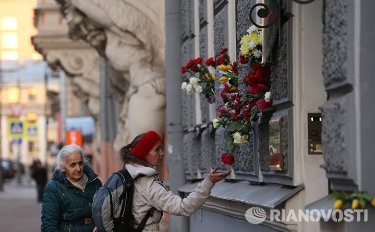 Горожане возлагают цветы у консульства Бельгии в Санкт-Петербурге в память о погибших в результате нескольких взрывов, прогремевших 22 марта в аэропорту Завентем и в брюссельском метро Горожане возлагают цветы у консульства Бельгии в Санкт-Петербурге в память о погибших в результате нескольких взрывов, прогремевших 22 марта в аэропорту Завентем и в брюссельском метро
