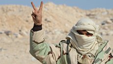 Боец отряда ополчения Соколы пустыни на переднем крае в 10 км от Пальмиры Боец отряда ополчения Соколы пустыни на переднем крае в 10 км от Пальмиры