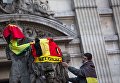 Участники траурного митинга в память о погибших в Брюсселе Участники траурного митинга в память о погибших в Брюсселе