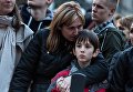 Участники траурного митинга в память о погибших в результате взрывов в аэропорту Завентем и в районе станции метро Мальбек в Брюсселе Участники траурного митинга в память о погибших в результате взрывов в аэропорту Завентем и в районе станции метро Мальбек в Брюсселе