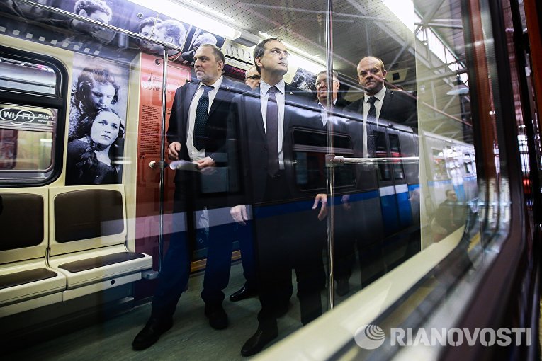 Начальник Московского метрополитена Дмитрий Пегов и министр культуры России Владимир Мединский осматривают поезд Герои на все времена Начальник Московского метрополитена Дмитрий Пегов и министр культуры России Владимир Мединский осматривают поезд Герои на все времена