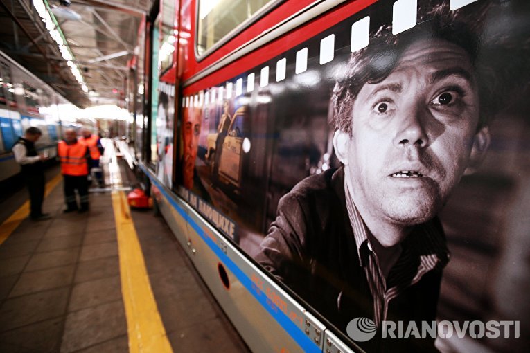 Поезд Герои на все времена перед выездом на пробный проезд на кольцевую линию метрополитена из электродепо Красная Пресня Поезд Герои на все времена перед выездом на пробный проезд на кольцевую линию метрополитена из электродепо Красная Пресня