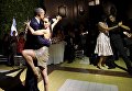 Президент США Барак Обама и его жена Мишель танцуют танго во время государственного обеда, устроенном президентом Аргентины Президент США Барак Обама и его жена Мишель танцуют танго во время государственного обеда, устроенном президентом Аргентины