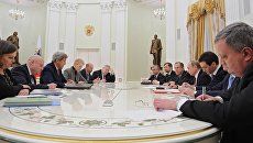 Президент России Владимир Путин и государственный секретарь США Джон Керри во время встречи в Москве. 24 марта 2016 Президент России Владимир Путин и государственный секретарь США Джон Керри во время встречи в Москве. 24 марта 2016